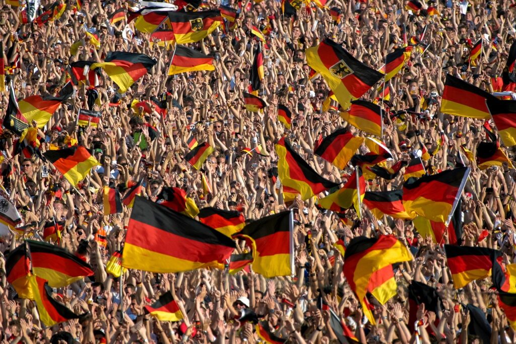 Niemieckie flagi w tłumie kibiców